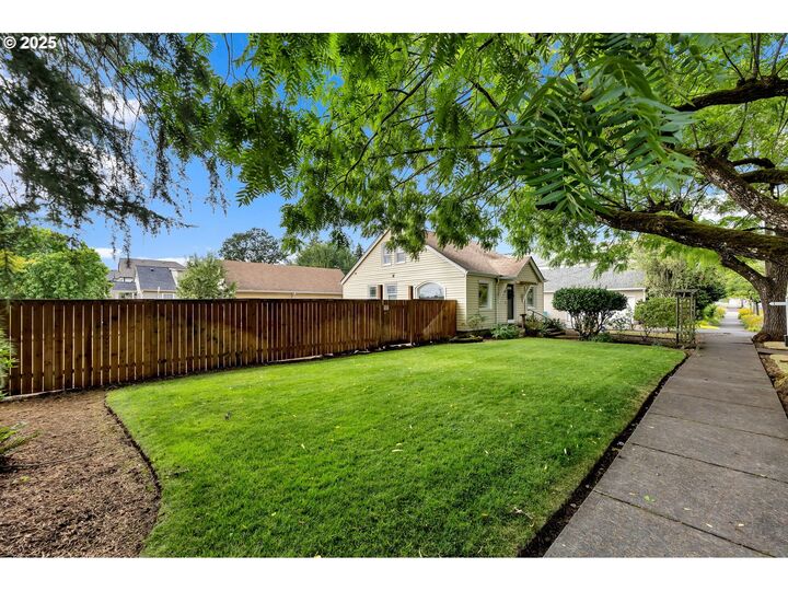 Property Photo: 804 V St WA 98661