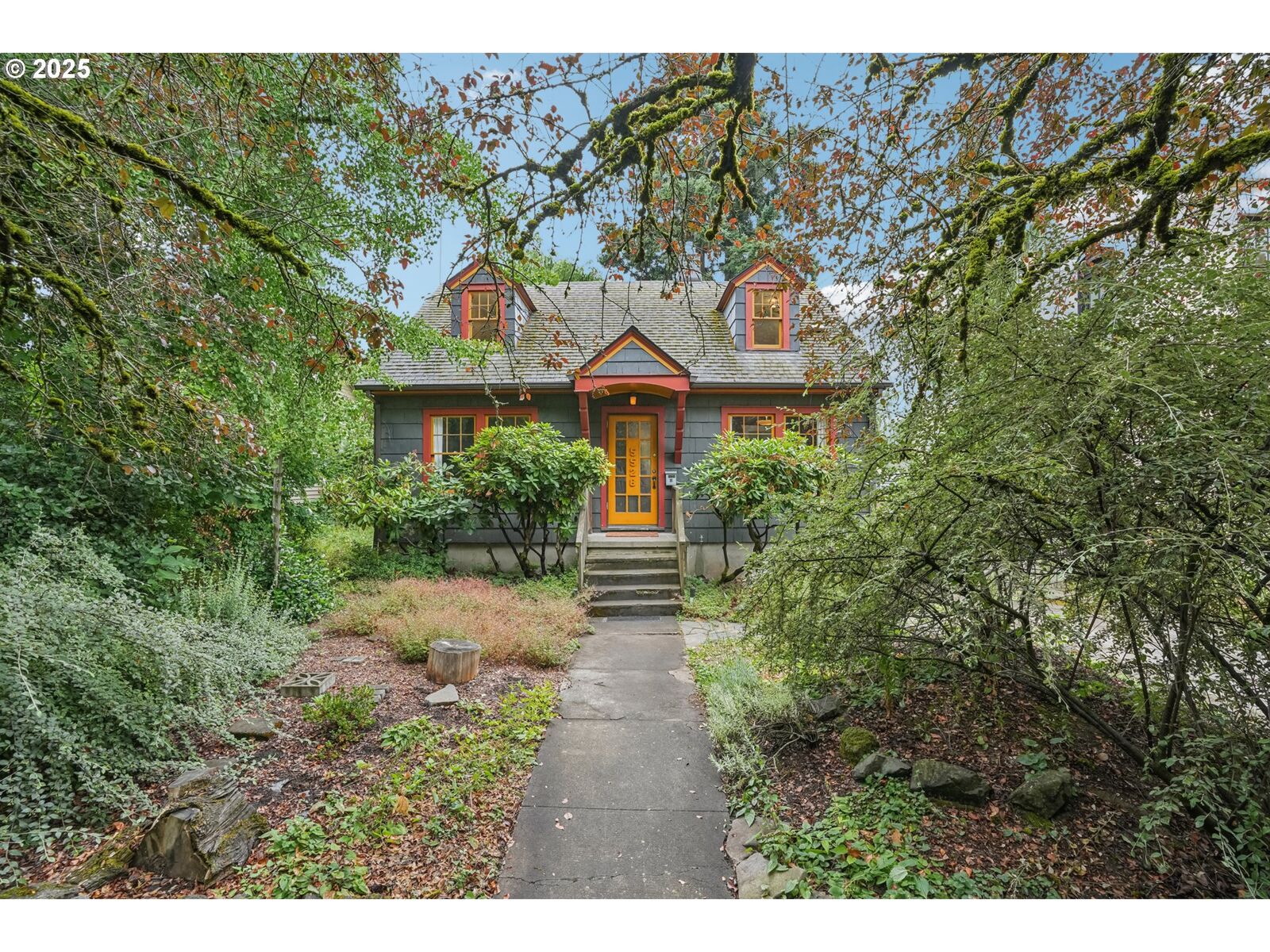 Property Photo:  5528 SE Belmont St  OR 97215 