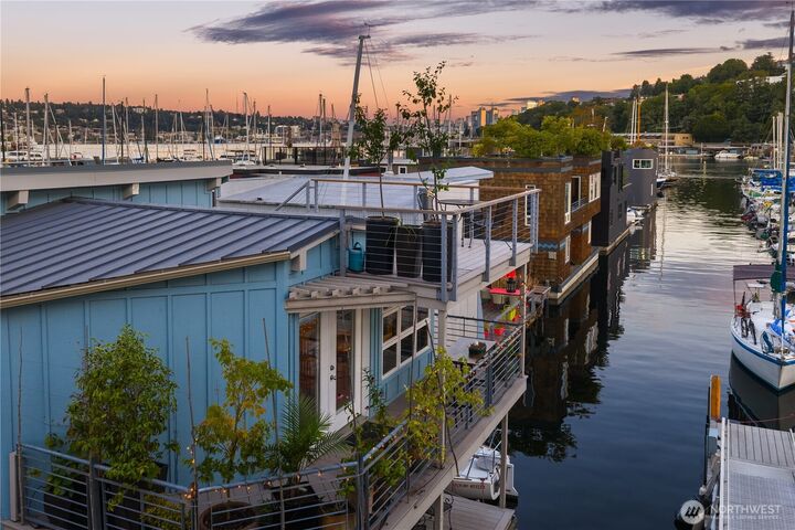 Property Photo: 933 N Northlake Way 15 WA 98103