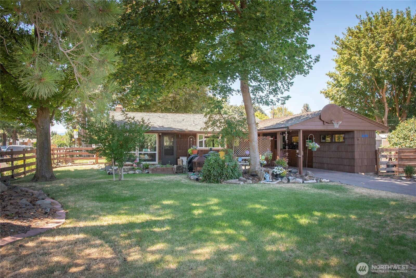 Property Photo:  409 S Sampson Street  WA 98926 