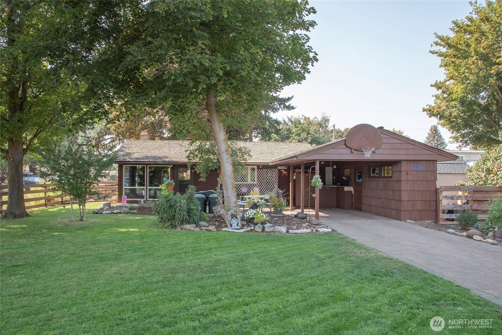 Property Photo:  409 S Sampson Street  WA 98926 