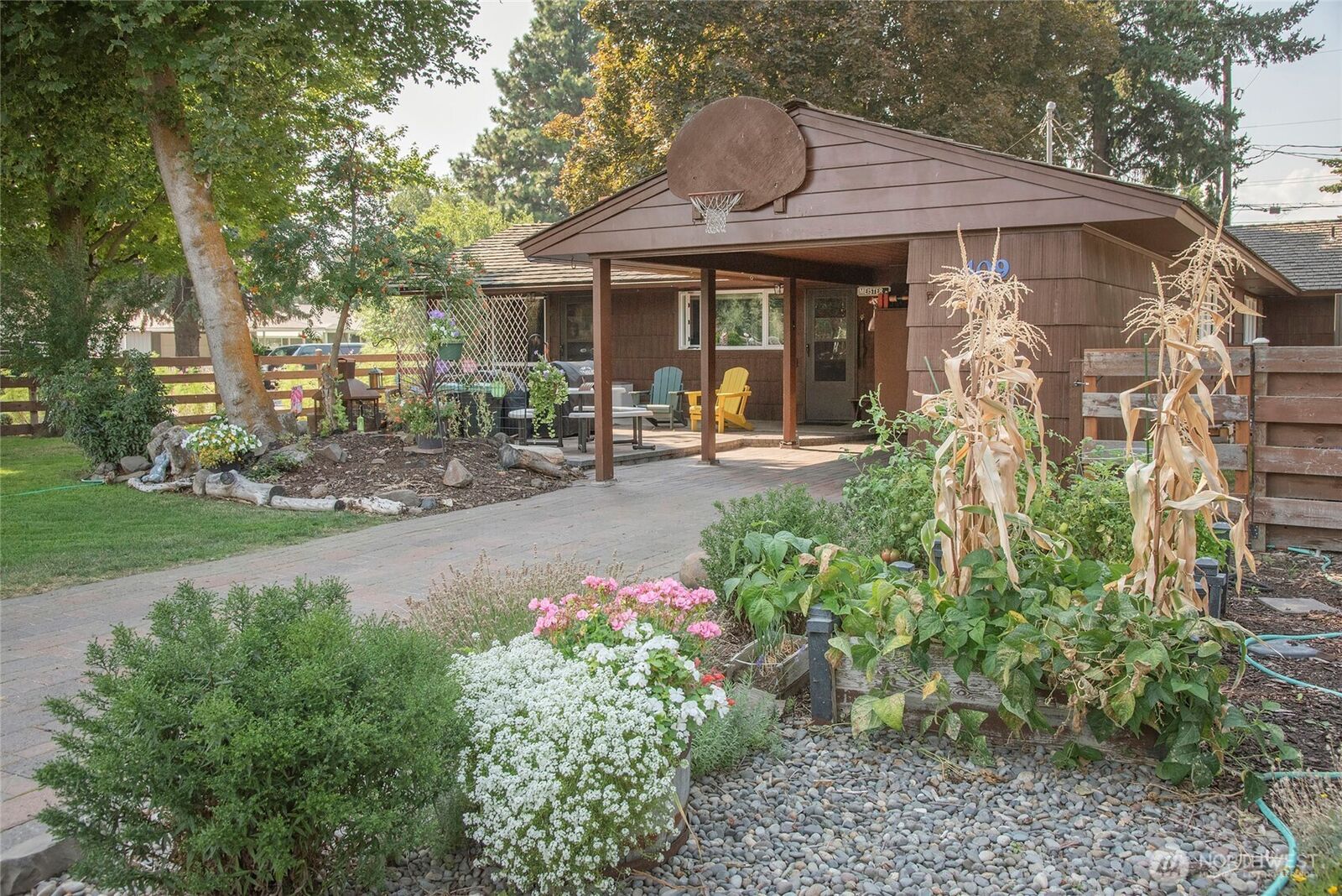 Property Photo:  409 S Sampson Street  WA 98926 
