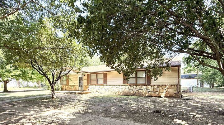 Property Photo: 503 E Main KS 67003
