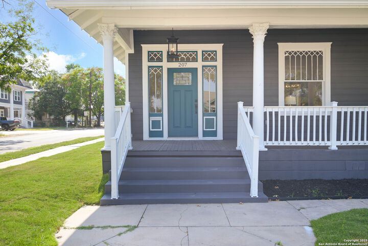 Property Photo:  207 Loretta Pl  TX 78210 