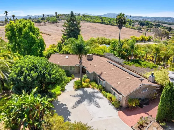 Property Photo:  31619 Via Puerta Del Sol  CA 92003