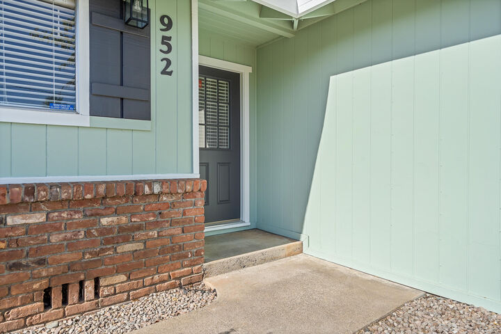 Property Photo: 952 Camino Court CA 96002