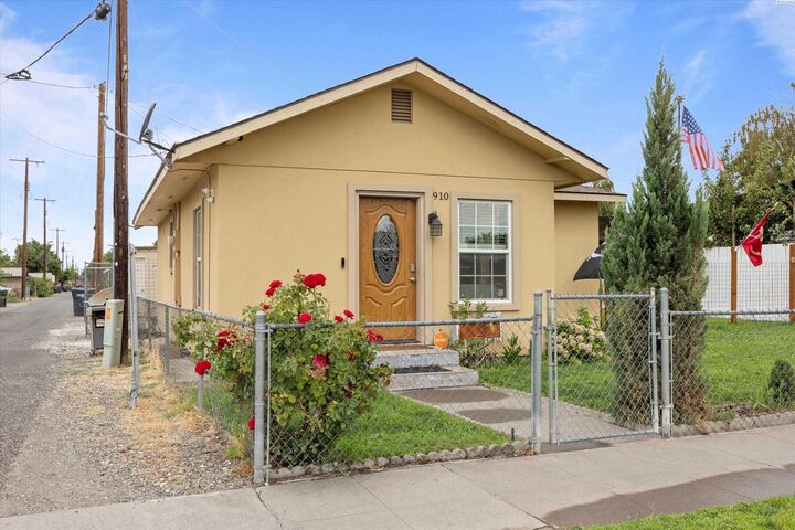 910 N 5th Ave  Pasco WA 99301 photo