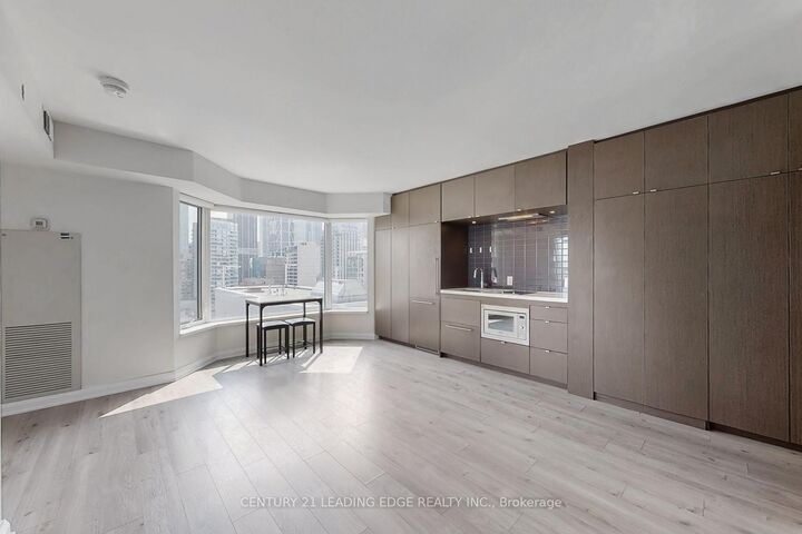 Property Photo:  155 Yorkville Avenue 1704  ON M5R 1C4 