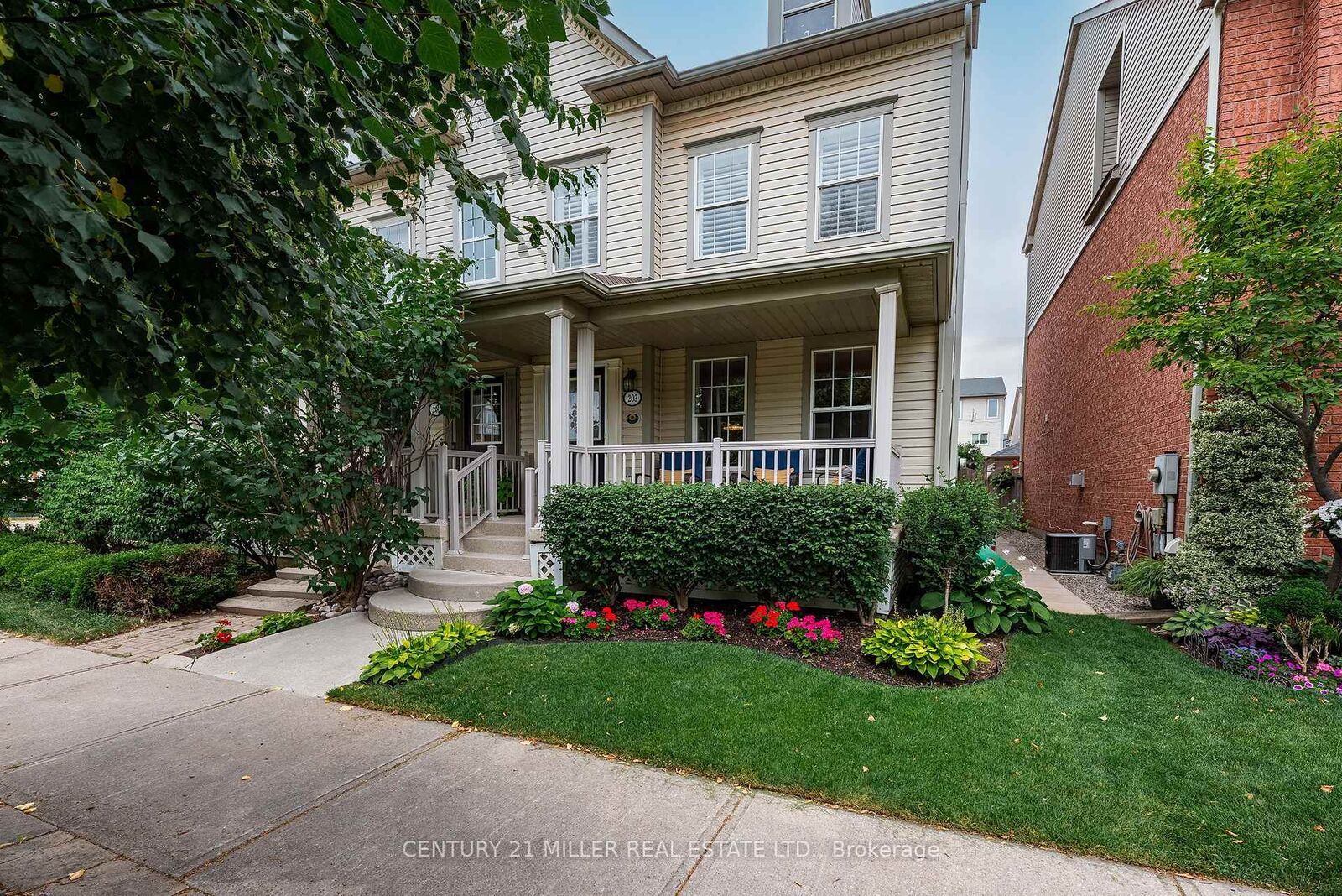 Photo de la propriété: 203 Gatwick Drive ON L6H 6T6