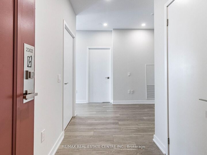 Property Photo: 4085 Parkside Village Drive 2302 ON L5B 0K9