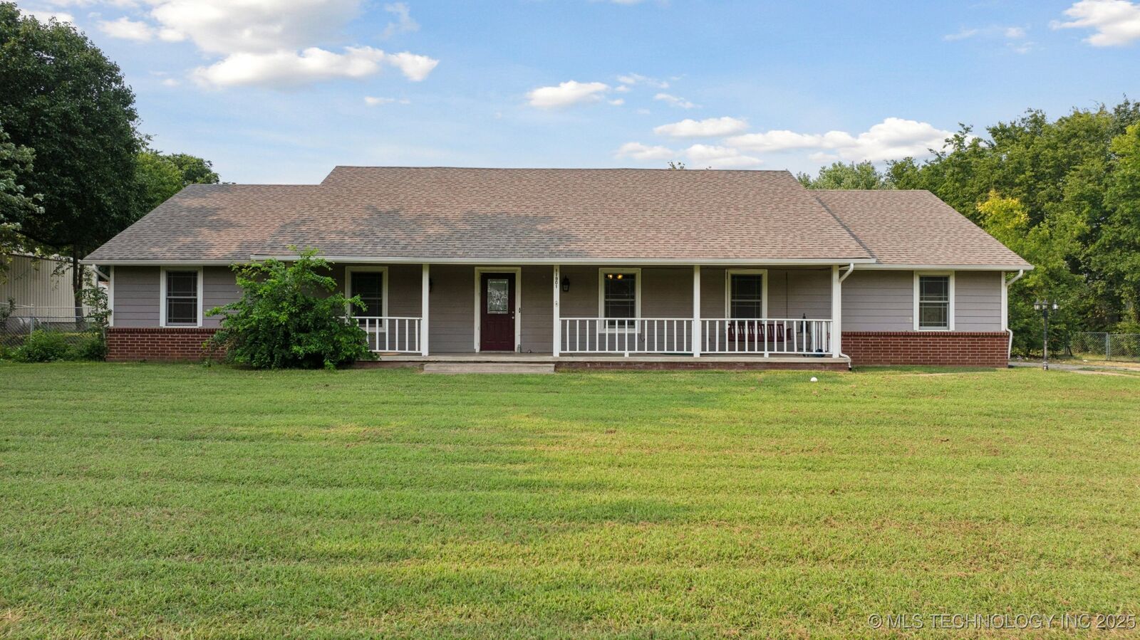 Property Photo:  11901 Laurel Lane  OK 74017 