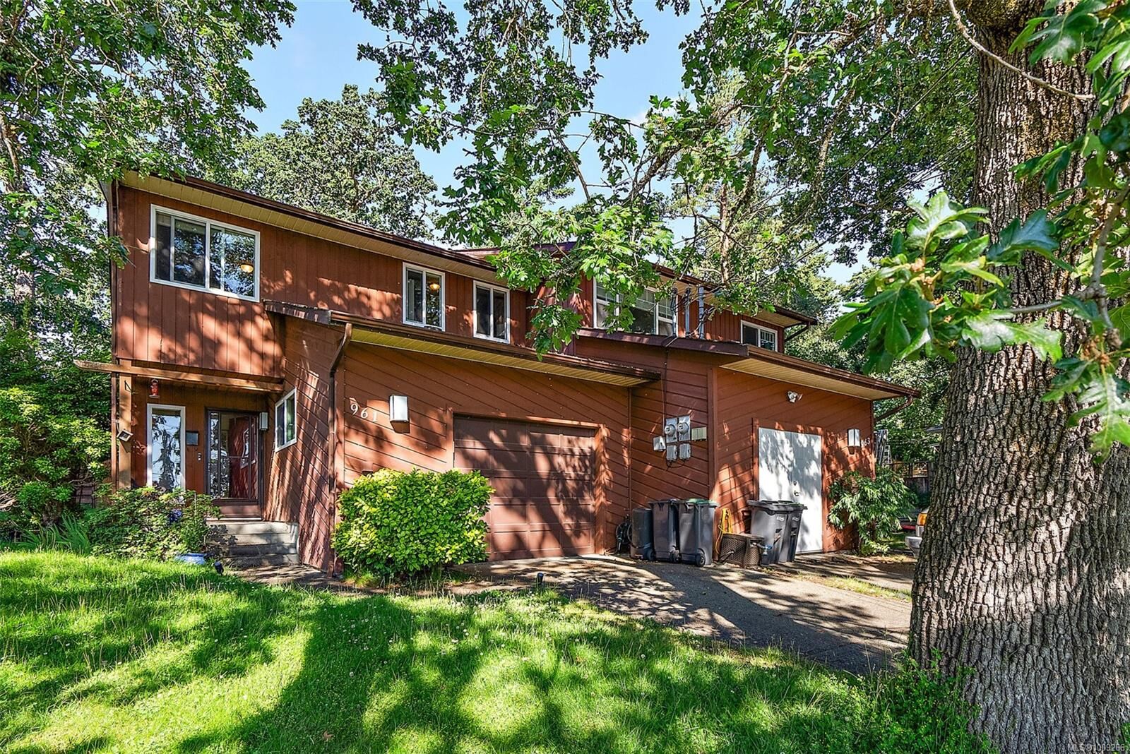 Property Photo:  961 Shearwater St  BC V9A 4V3 