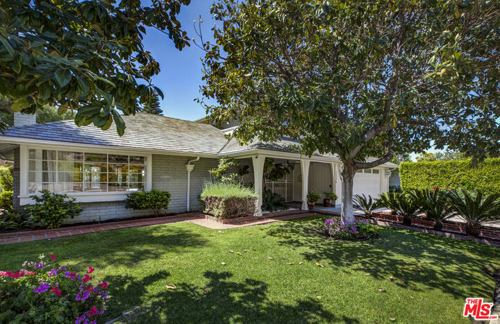 Property Photo:  5136 Los Bonitos Way  CA 90027 