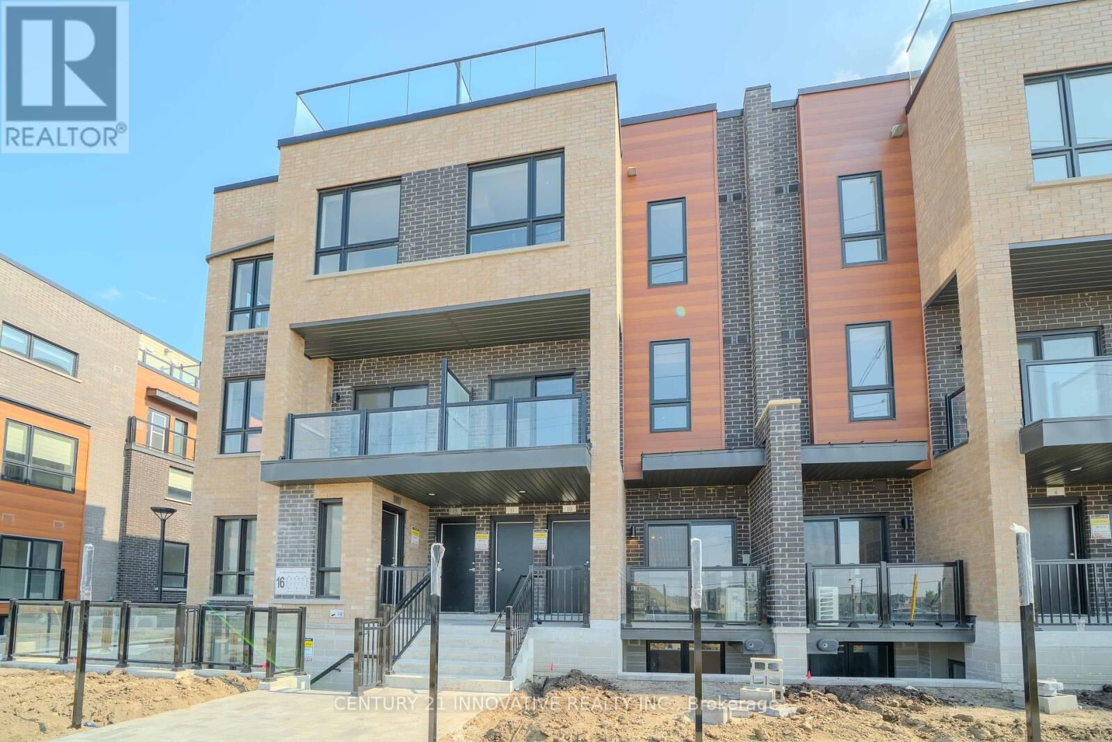 Property Photo:  16 Lytham Green Circle 10  ON L3Y 0H5 