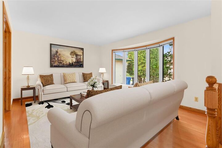 Property Photo: 53 Sammons Crescent MB R3R 3N3