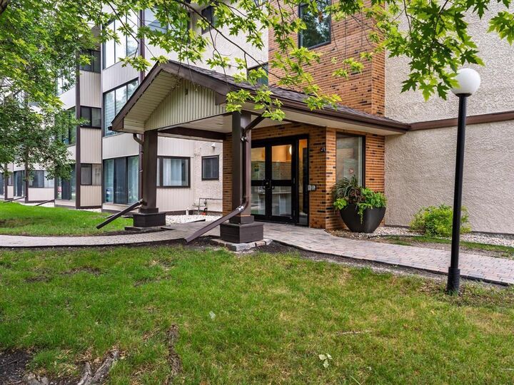 Property Photo:  693 St Anne'S Road  MB R2N 3T6 