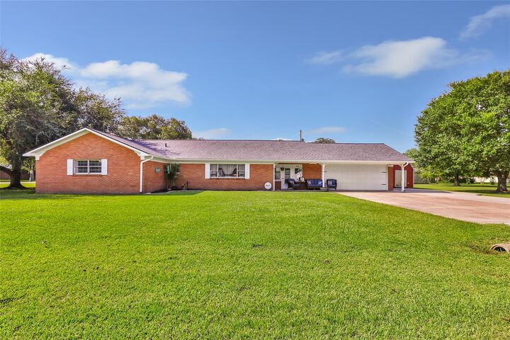Property Photo: 106 Lynn Street TX 77514