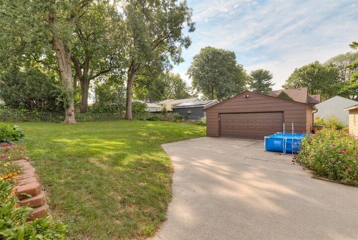 Property Photo:  6420 Elmcrest Drive  IA 50324 