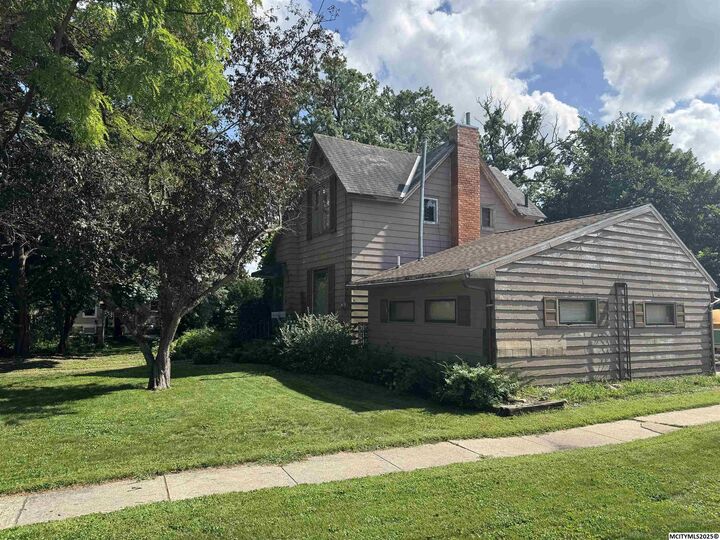 Property Photo:  415 N Shore Dr  IA 50428 