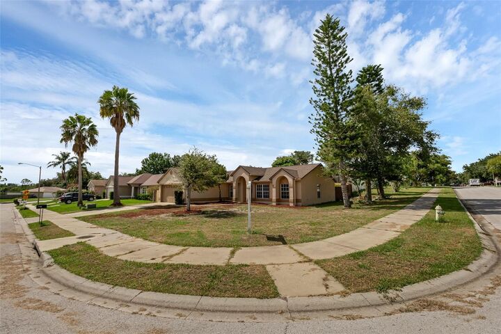 Property Photo: 203 Heronwood Circle FL 32725