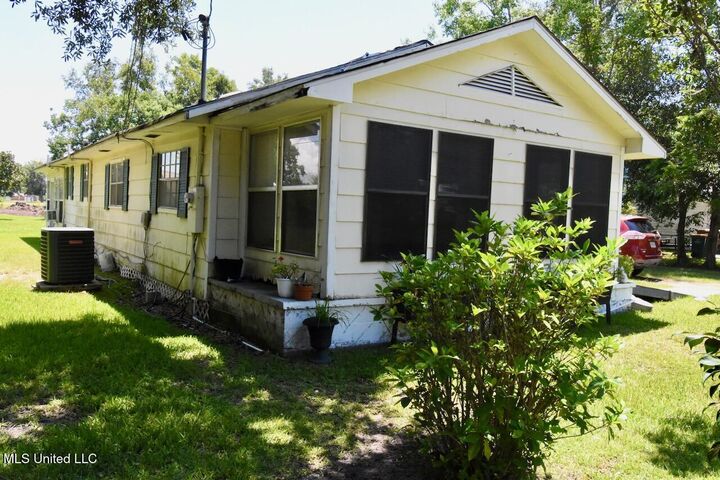 Property Photo:  432 Klondyke Road  MS 39560 