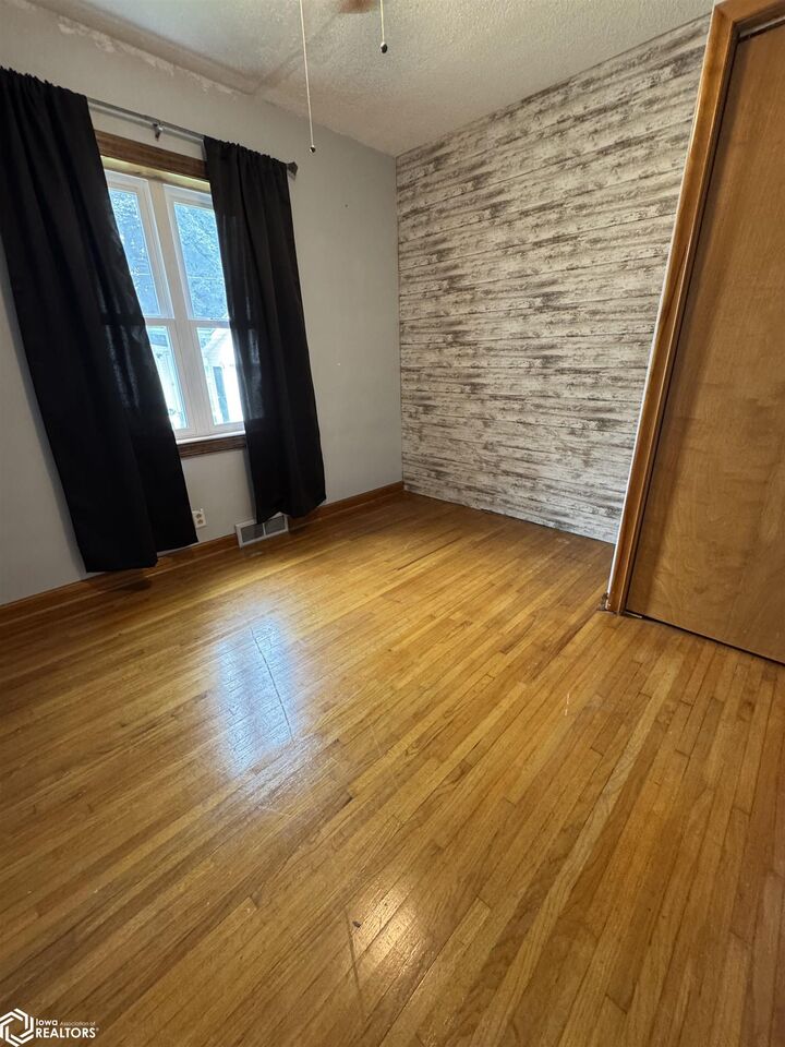 Property Photo:  214 E Maple Street  IA 50122 