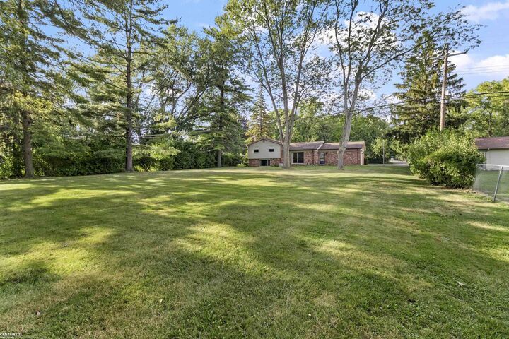 Property Photo: 376 E Lovell Dr Drive MI 48085