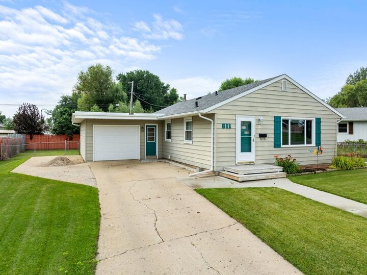 Property Photo: 611 18th Ave SW ND 58701