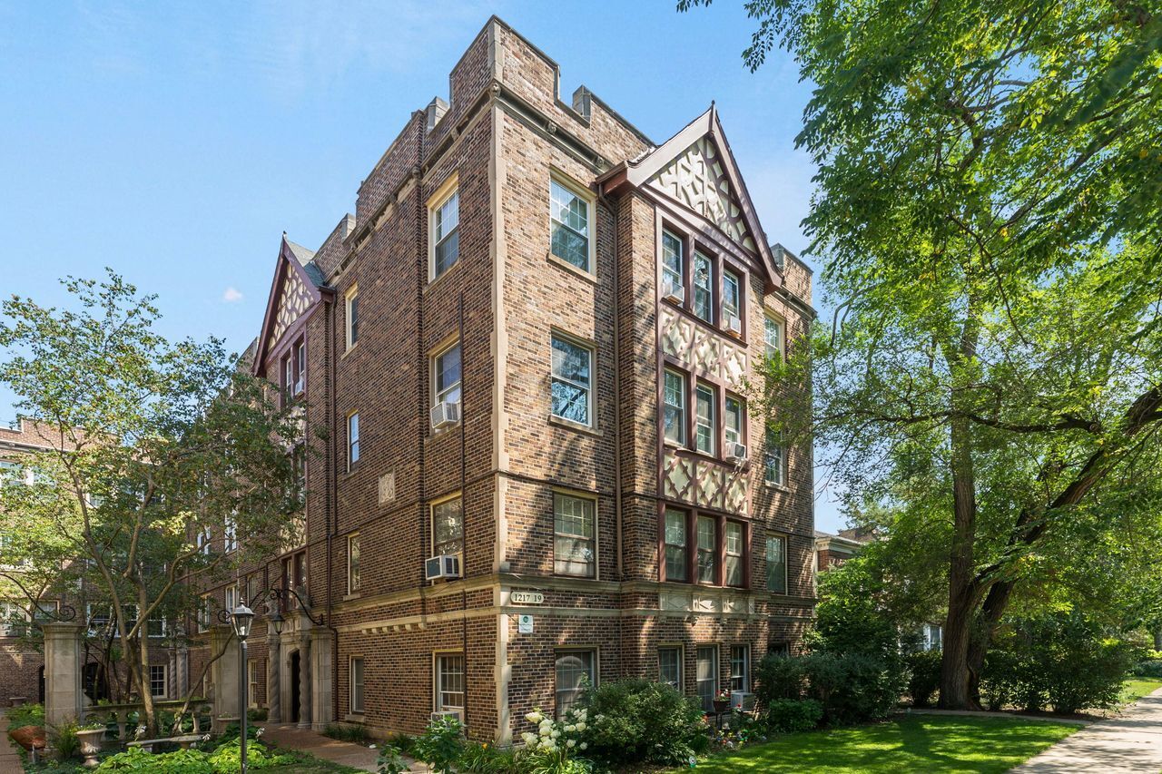 Property Photo: 1217 Hull Terrace 3A IL 60202