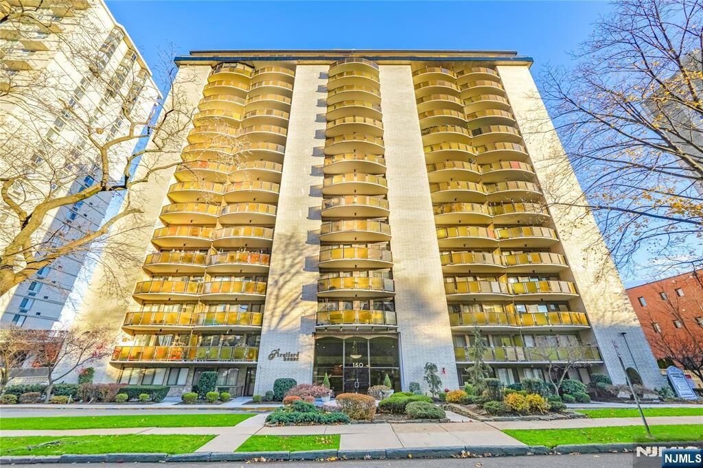 Property Photo:  150 Overlook Avenue 6H  NJ 07601 