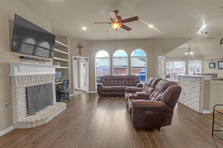 Property Photo: 521 Acorn Court TX 76179