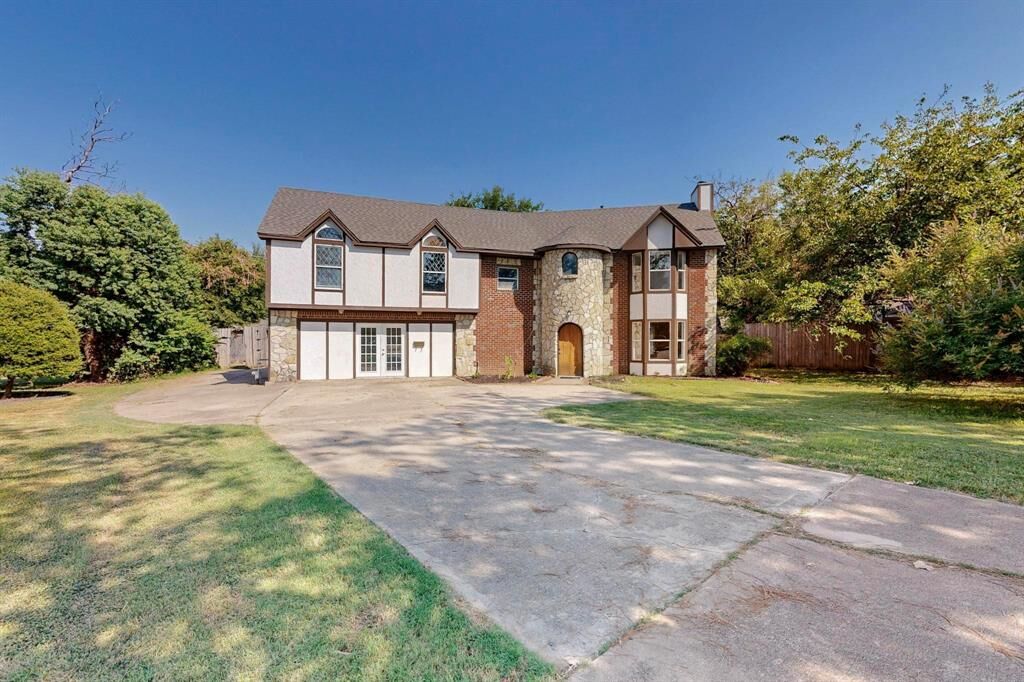 Property Photo: 1201 Marlborough Drive TX 76134