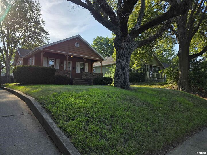 Property Photo:  1224 S 5th Street  IL 61554 
