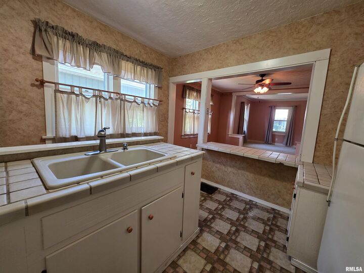 Property Photo:  1224 S 5th Street  IL 61554 
