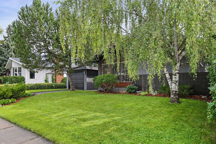 Property Photo:  2608 Laurel Crescent SW  AB T3E 6B3 