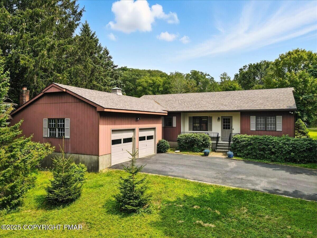 Property Photo: 1607 Sullivan Trail PA 18372