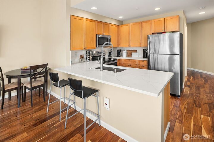 Property Photo:  7301  5th Avenue NE 403  WA 98115 