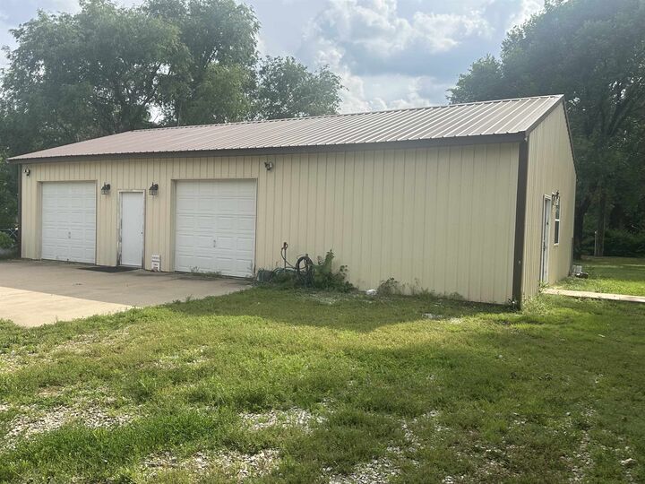 Property Photo:  407 N Magnolia St  KS 67009 