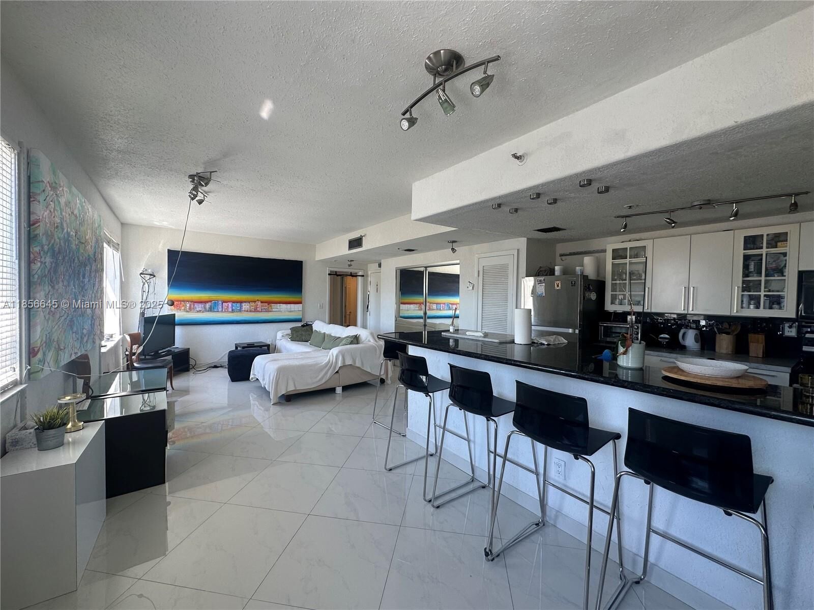 Property Photo: 802 Euclid Ave 305 FL 33139