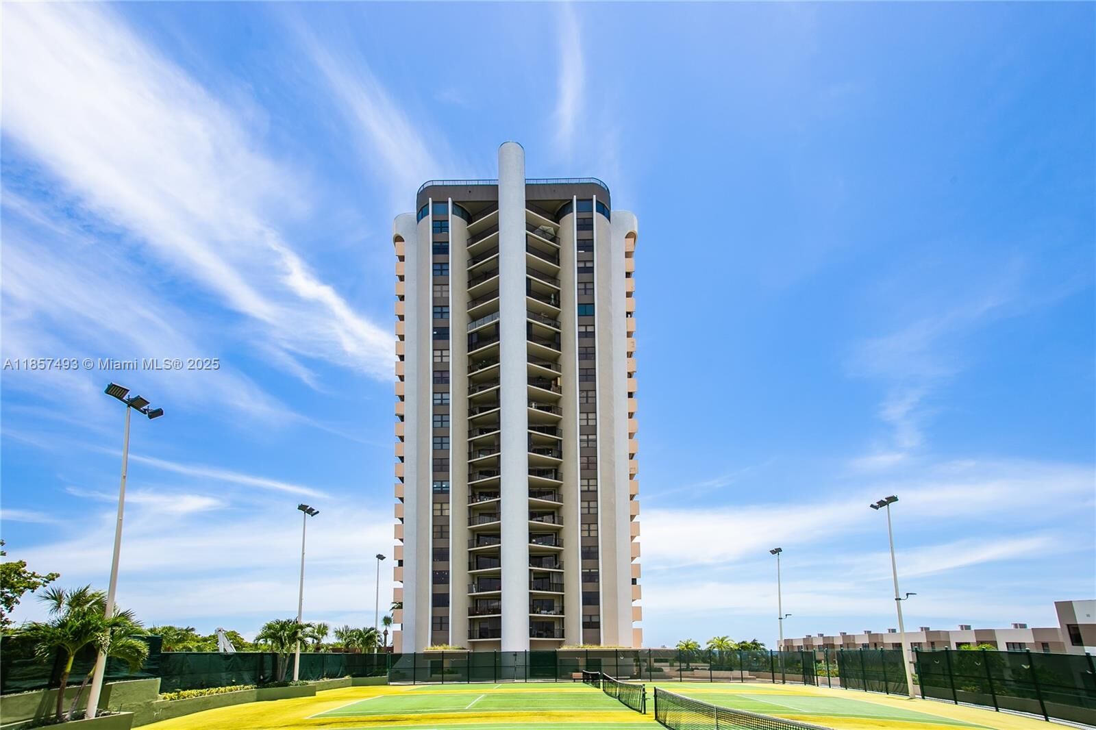 Property Photo:  1800 NE 114th St 1803  FL 33181 