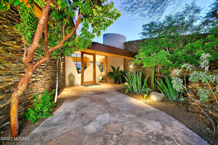 Property Photo: 14435 N Travertine Place AZ 85755