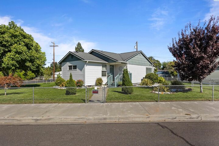 Property Photo: 626 Snow Ave WA 99352