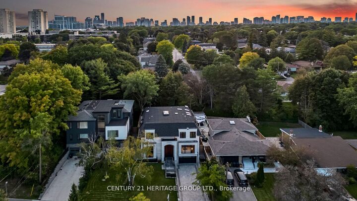 Photo de la propriété: 52 Burbank Drive ON M2K 1N2