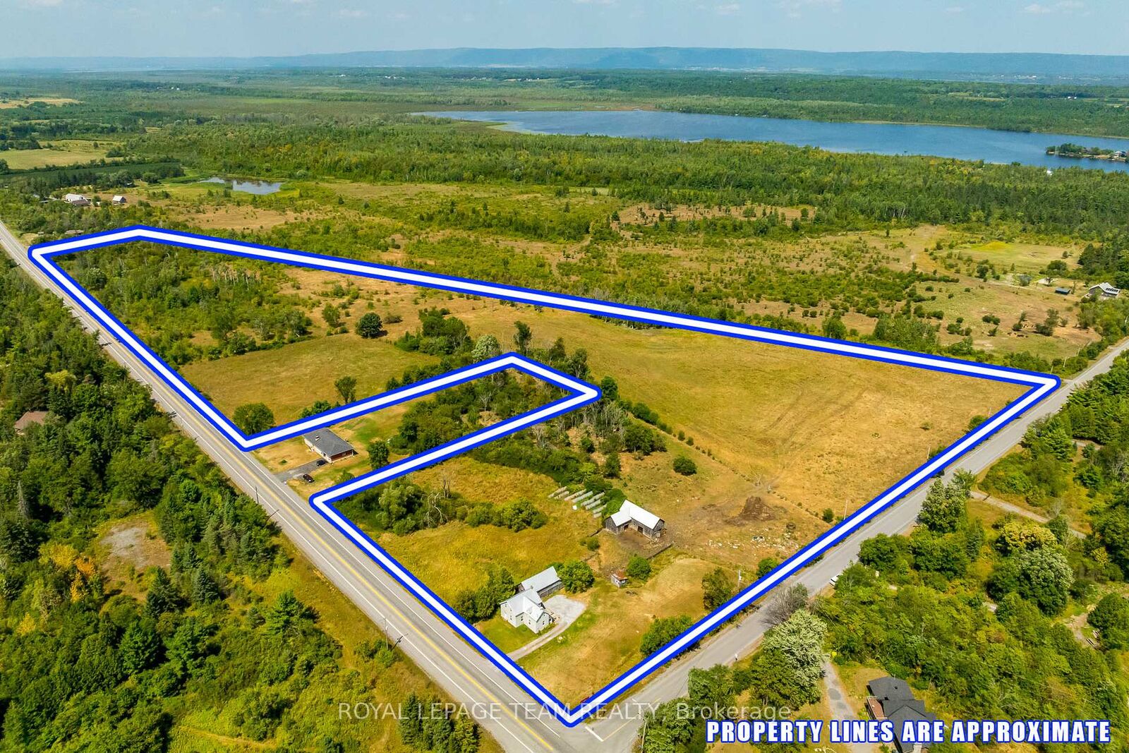 Property Photo: 2106 Dunrobin Road ON K0A 1T0
