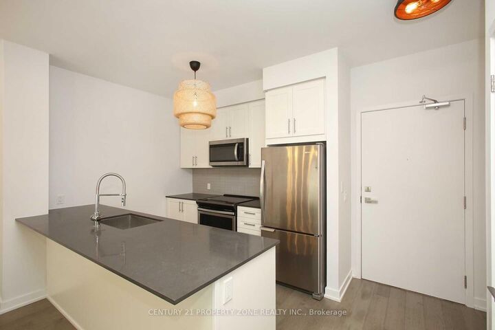 Property Photo:  4055 Parkside Village Drive Th-17  ON L5B 0K8 