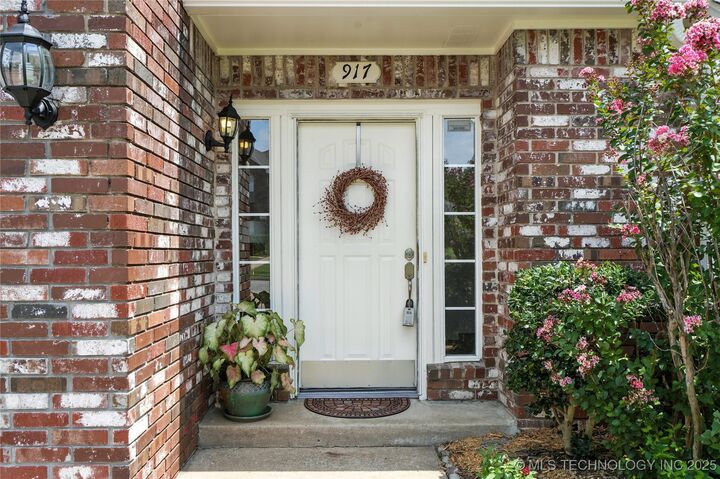 Property Photo:  917 S Umbrella Circle  OK 74012 