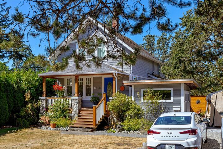 Photo de la propriété: 3840 Savannah Ave BC V8X 1T5