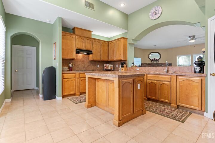 Property Photo:  10000 Copa Cabana Court  CA 93312 