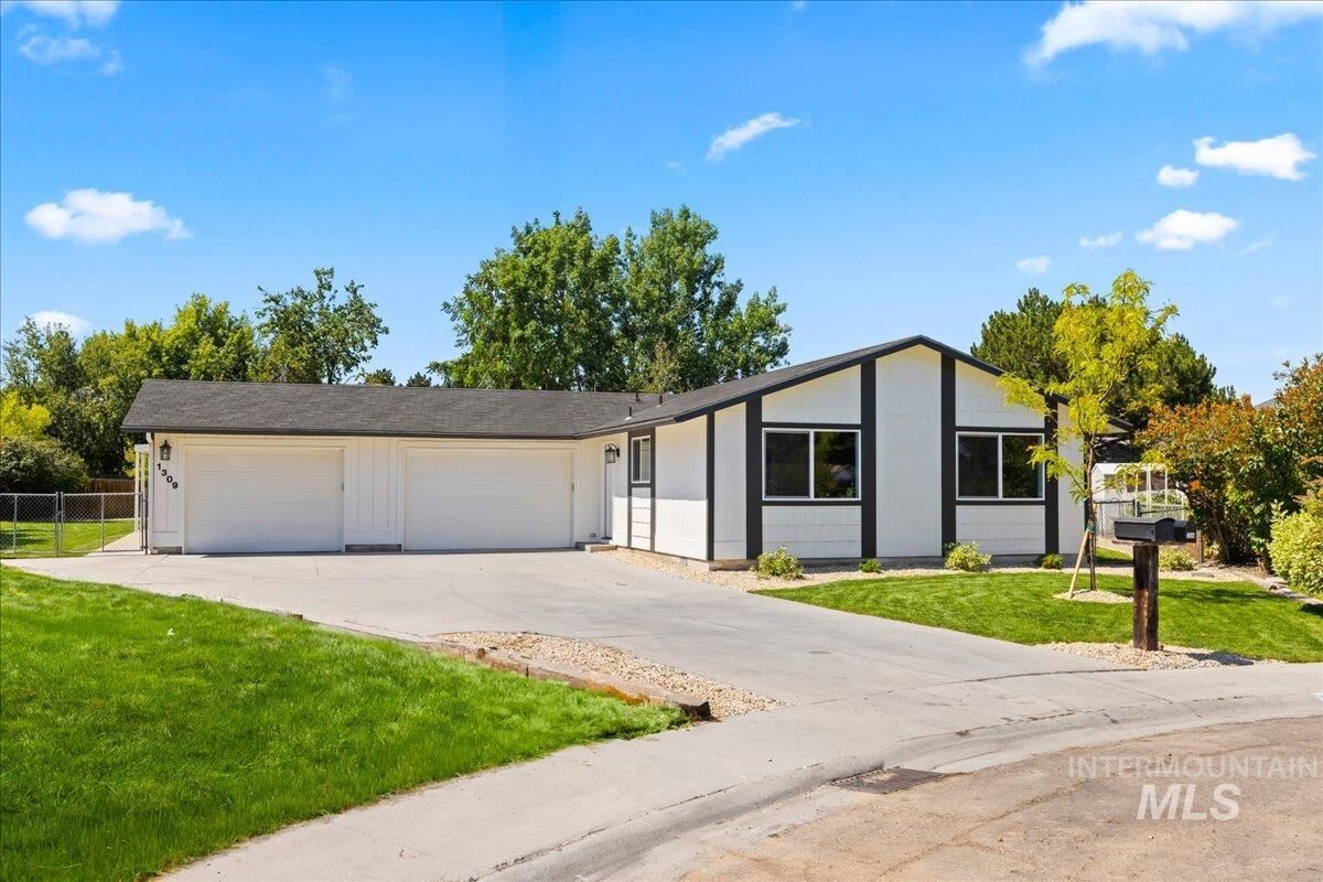 Property Photo:  1309 W Maple Ave  ID 83642 
