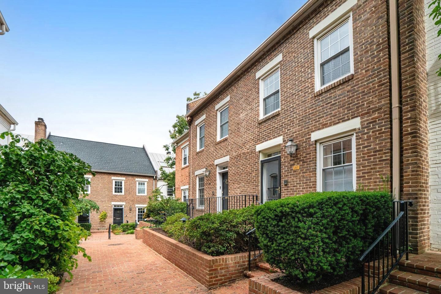 Property Photo: 1142 N Pitt Street N VA 22314